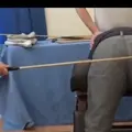 Harte Rohrstockzüchtigung auf die Jeans